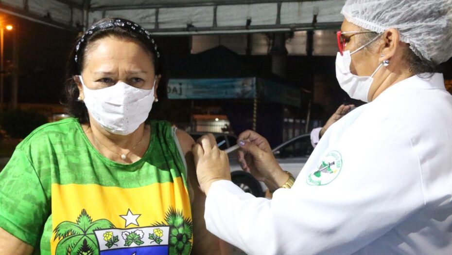 Fátima bezerra toma segunda dose da coronavac, que estava atrasada, e comemora: “chegou a minha vez”