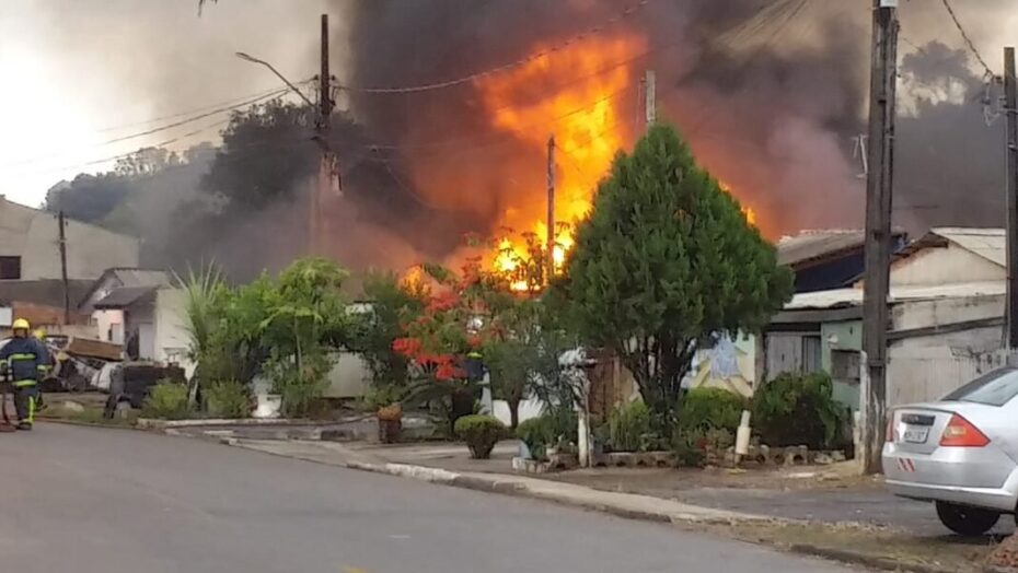 Idosa é encontrada morta com sinais de espancamento dentro de casa incendiada