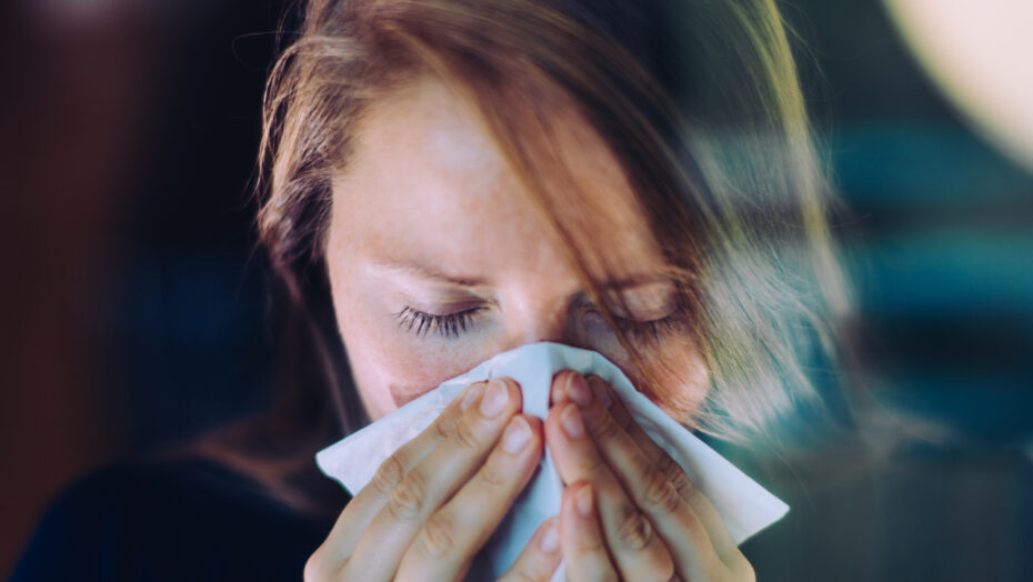 Sintomas de variante originária da Índia parecem de gripe forte, diz estudo