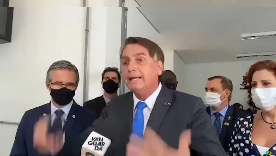 Bolsonaro se irrita com pergunta sobre máscara e manda jornalista ‘calar a boca’