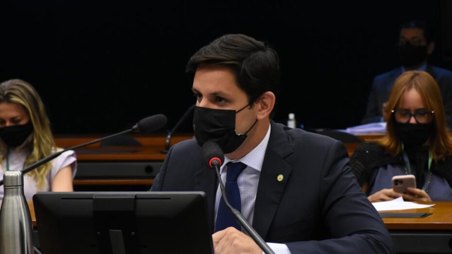 Na comissão de educação, rafael motta consegue aprovar nota de repúdio contra descarte de livros raros