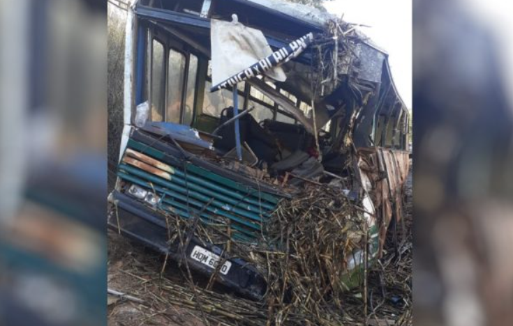 Acidente entre carreta e ônibus deixa 37 feridos