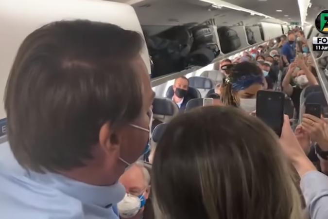 Bolsonaro entra em avião comercial e escuta de passageiros: “fora” e “genocida”