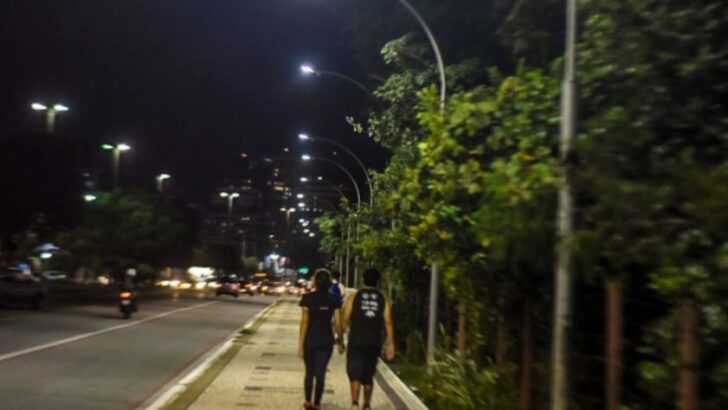 Calçadão da av. roberto freire, na zona sul de natal, recebe nova iluminação