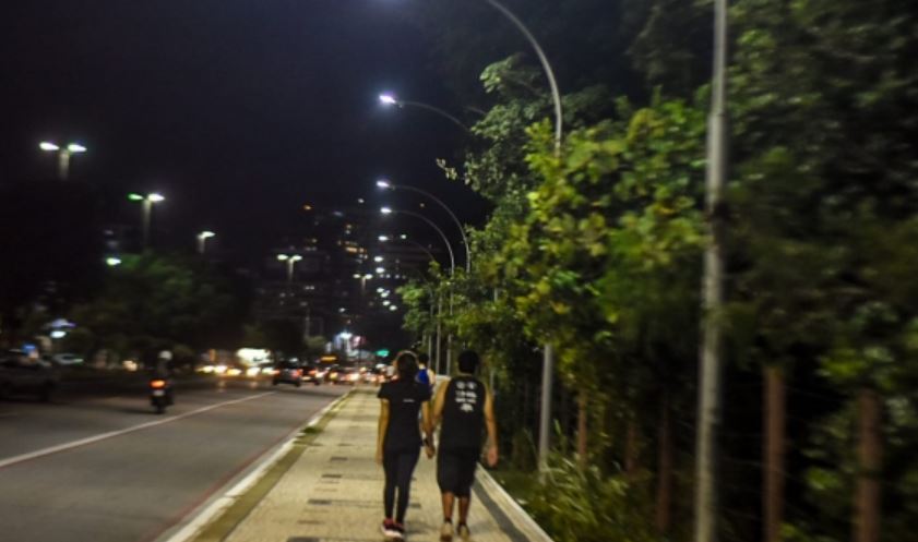 Calçadão da av. roberto freire, na zona sul de natal, recebe nova iluminação