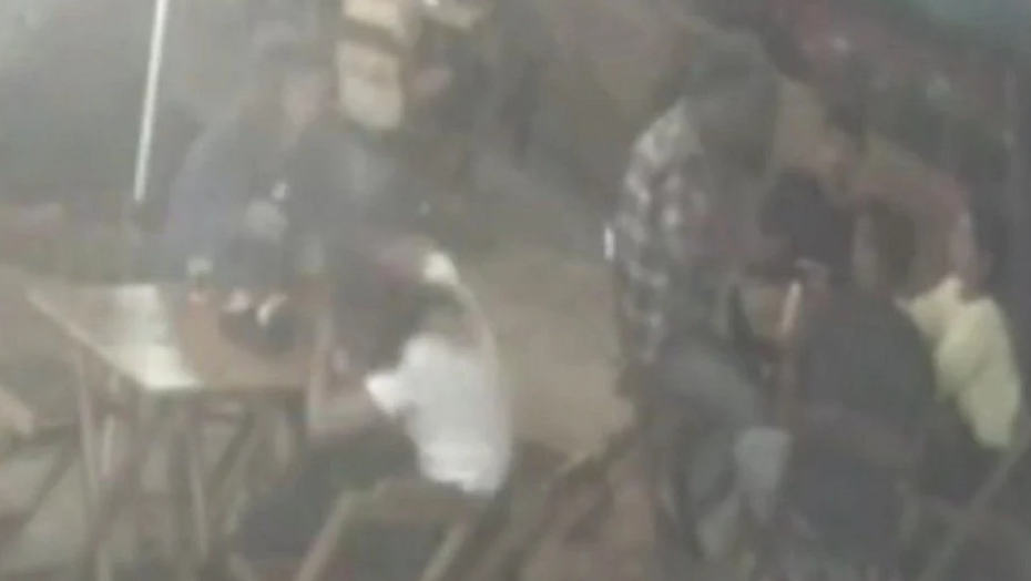 Vídeo: homem leva cadeirada de clientes após dar tapa em mulher em bar no recreio