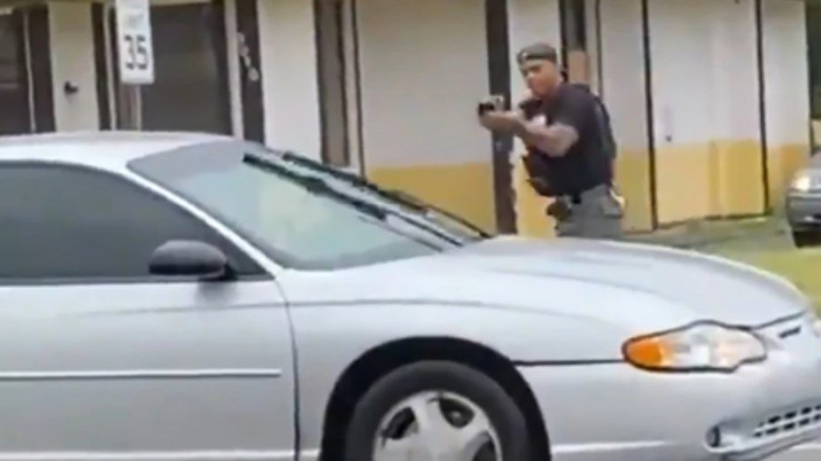VÍdeo: policial chora após matar mulher que atirou nele em desfile dos eua
