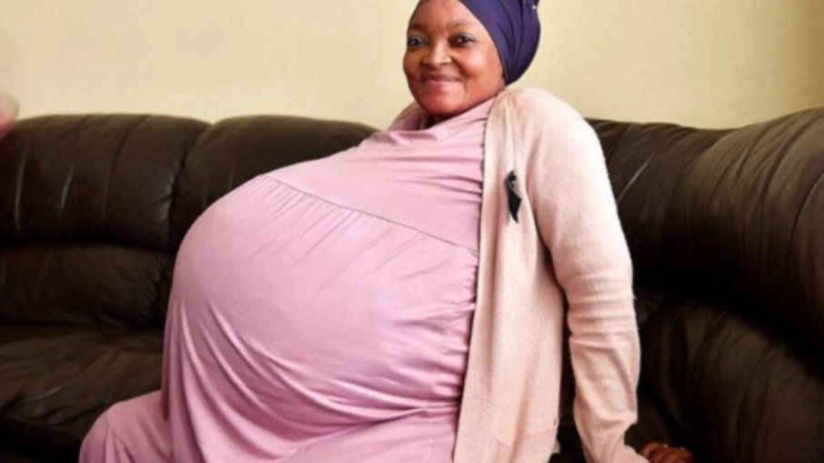 Grávida de oito, mulher descobre mais dois durante parto, dá à luz a 10 bebês e bate recorde mundial