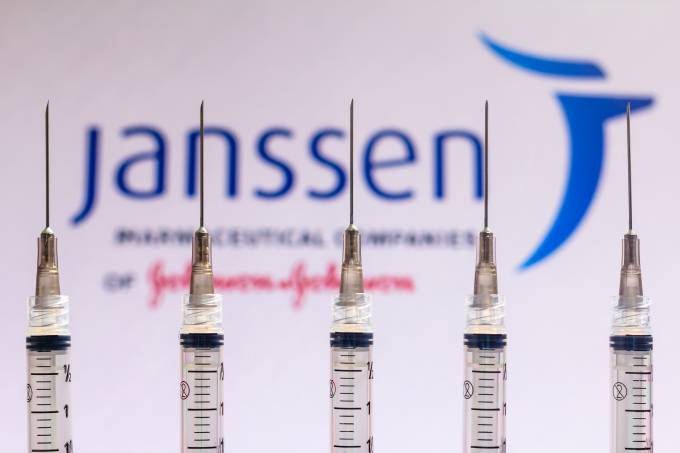 Ministério da saúde confirma para terça-feira 15 chegada de 3 milhões de vacinas da janssen, que protege com dose única