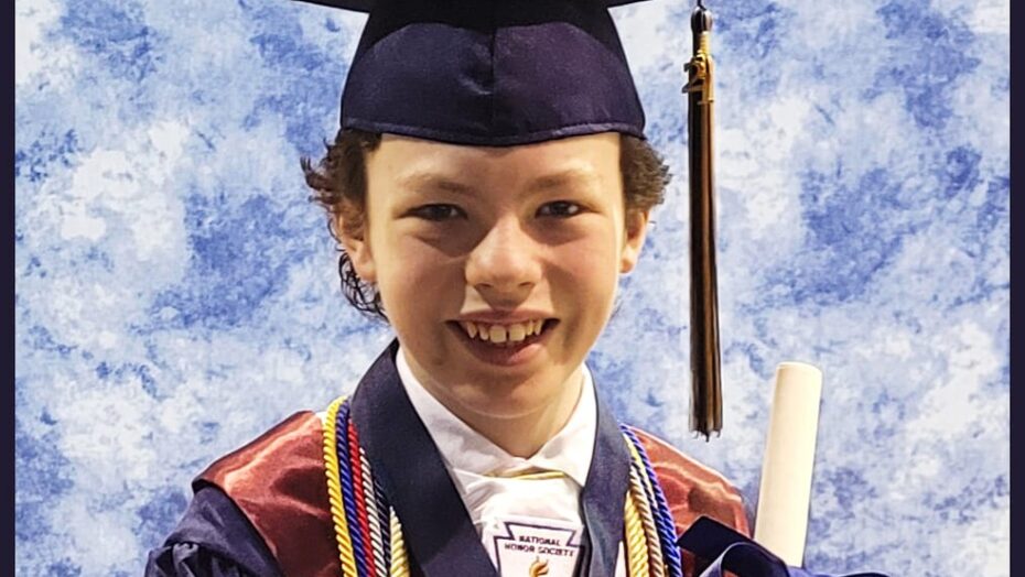 Menino de 12 anos se forma na escola e na faculdade na mesma semana