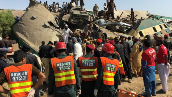 Acidente de trem deixa pelo menos 36 mortos no paquistão
