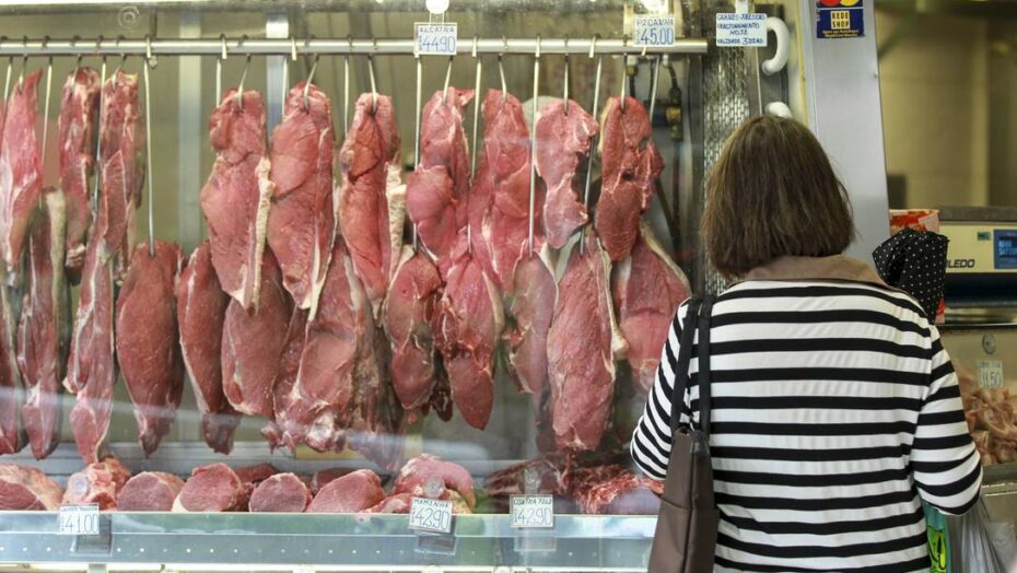 Inflação: carnes ficam 38% mais caras em 12 meses; veja como economizar