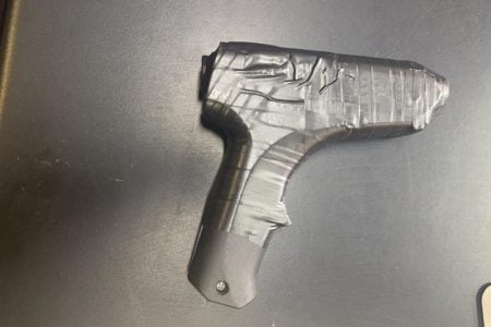 simulacro de arma com papelao e fita isolante x