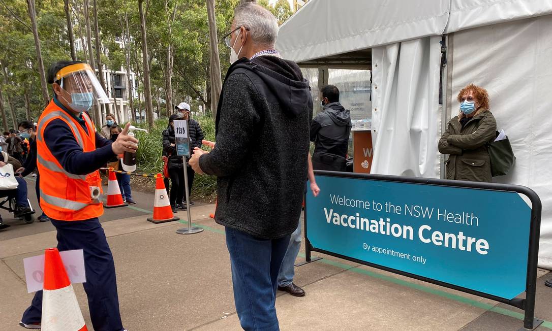 x People wait outside a coronavirus disease COVID vaccination centre at Sydney Olympic jpg pagespeed ic GmamTbSPQN