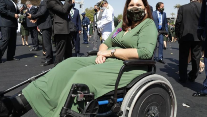 Deputada bia kicis fratura o pé após queda em motociata de apoio a bolsonaro