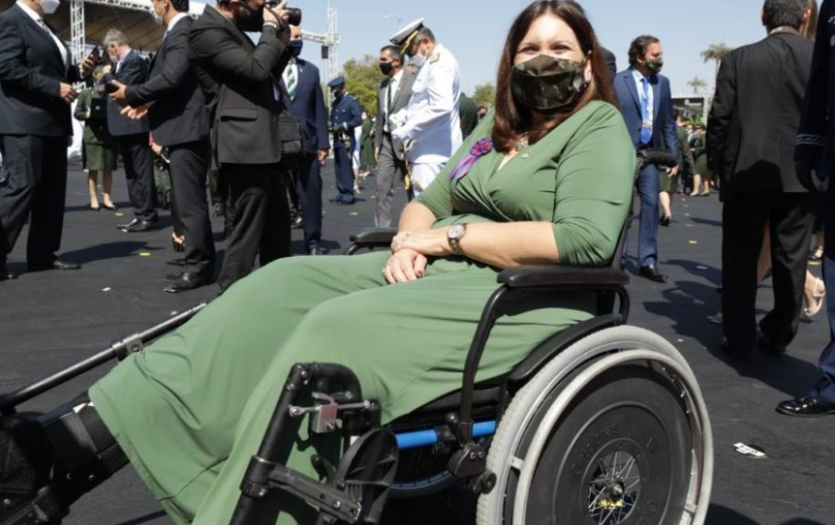 Deputada bia kicis fratura o pé após queda em motociata de apoio a bolsonaro