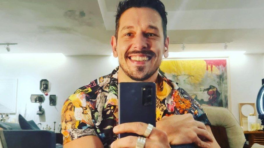 Fã pede dinheiro para colocar piercing, joão vicente faz o pix e comprova com print