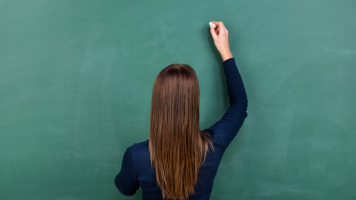 Professora que não se vacinou infectou mais da metade dos alunos com covid-19