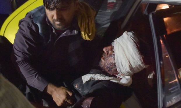 Mortos em atentado no afeganistão passam de 100, e remoção de civis continua apesar do risco de novos ataques