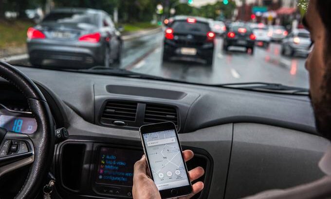 Motoristas reclamam de reajustes nas tarifas da uber e 99; saiba detalhes