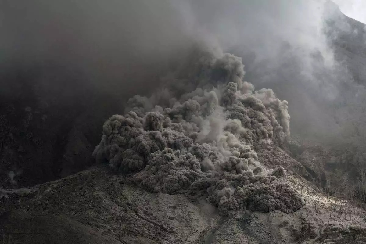Vulcão que pode gerar tsunami que chegaria ao brasil entra em alerta