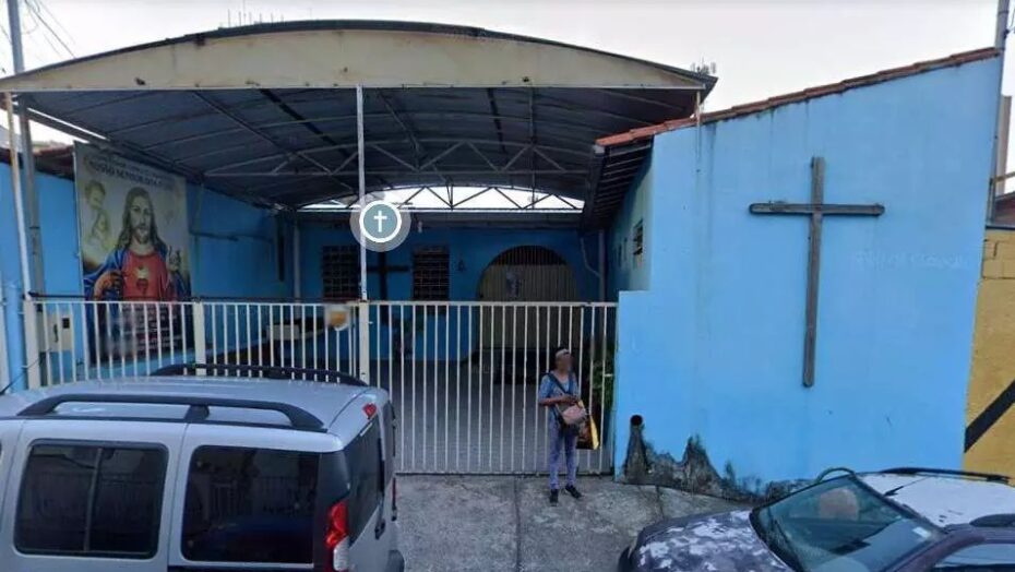Mulher encontra padre morto e parcialmente despido dentro de casa
