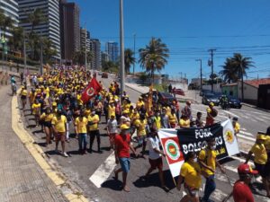 Manifestantes contrários a bolsonaro caminham até a praia do meio, em Natal RN