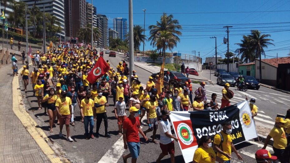 Manifestantes contrários a bolsonaro caminham até a praia do meio, em Natal RN