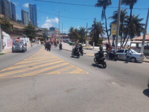 Manifestantes contrários a bolsonaro caminham até a praia do meio, em Natal RN
