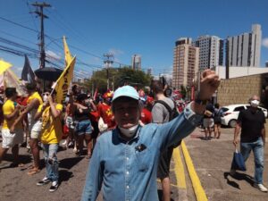 Manifestantes contrários a bolsonaro caminham até a praia do meio, em Natal RN