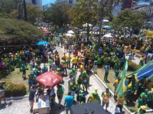 Ao som do hino nacional, centenas de natalenses se reúnem na praça cívica em ato pró-bolsonaro Ao som do hino nacional, centenas de Natal RNenses se reúnem na praça cívica em ato pró-bolsonaro