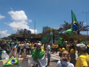 Ao som do hino nacional, centenas de natalenses se reúnem na praça cívica em ato pró-bolsonaro Ao som do hino nacional, centenas de Natal RNenses se reúnem na praça cívica em ato pró-bolsonaro