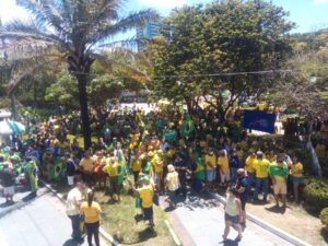 Ao som do hino nacional, centenas de natalenses se reúnem na praça cívica em ato pró-bolsonaro Ao som do hino nacional, centenas de Natal RNenses se reúnem na praça cívica em ato pró-bolsonaro