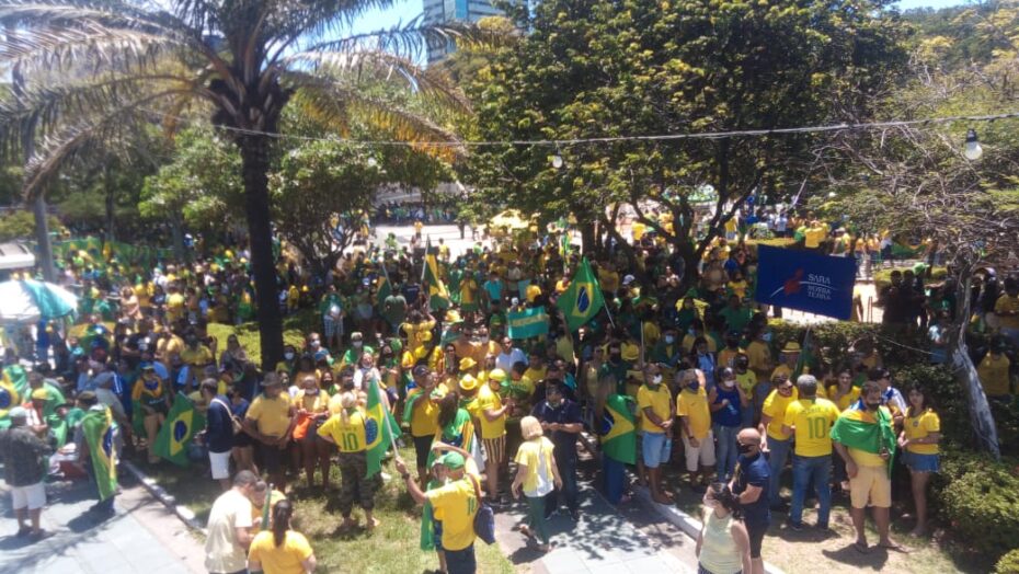 Ao som do hino nacional, centenas de Natal RNenses se reúnem na praça cívica em ato pró-bolsonaro