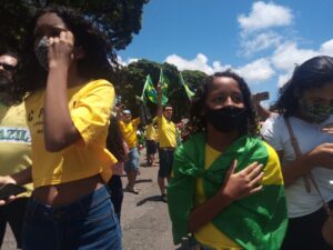 Ao som do hino nacional, centenas de natalenses se reúnem na praça cívica em ato pró-bolsonaro Ao som do hino nacional, centenas de Natal RNenses se reúnem na praça cívica em ato pró-bolsonaro