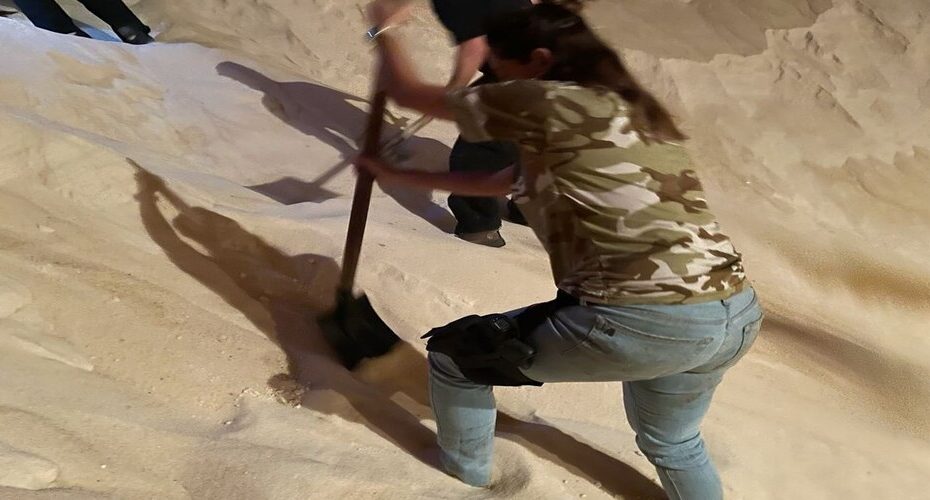 Polícia federal encontra 155 kg de cocaína após cavar carga de açúcar por mais de 10h