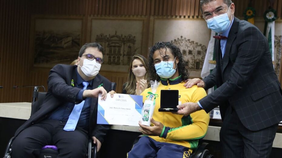 Atletas paralímpicos são homenageados na câmara municipal de Natal RN