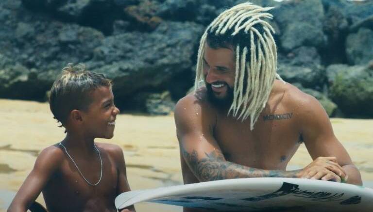 Em documentário, italo ferreira mostra sua trajetória no surfe e relação com baía formosa