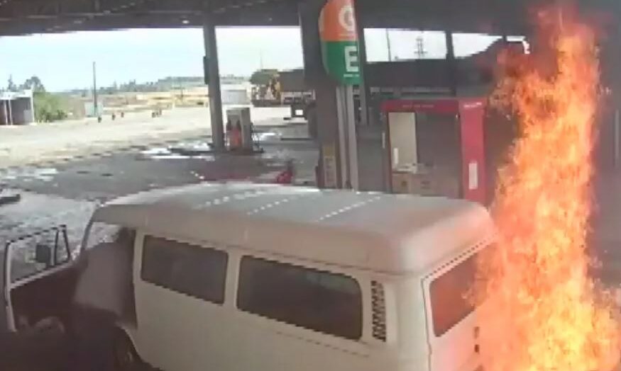 VÍdeo: kombi pega fogo em posto de combustíveis