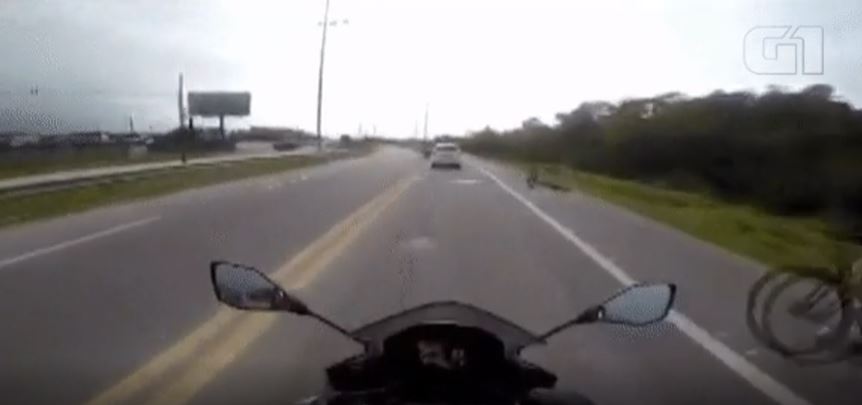 VÍdeo: motociclista grava carro atropelando ciclista e tentando fugir