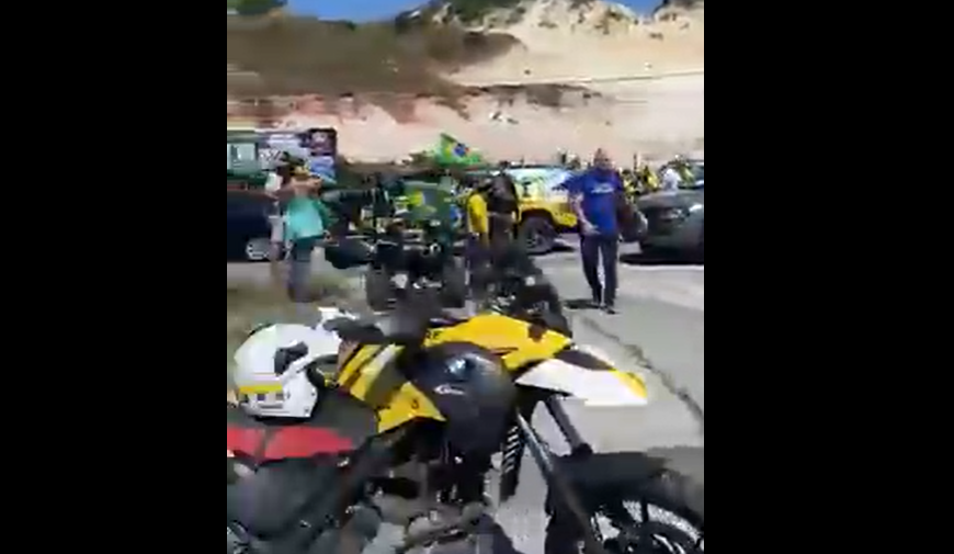 VÍdeos: manifestantes fazem carreata e motociata na via costeira, em Natal RN