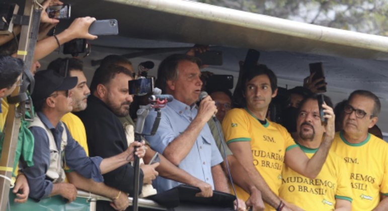 Bolsonaro diz a ministros que manterá divergência com stf, diz jornalista
