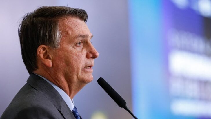 Bolsonaro assina mp que dificulta remoção de conteúdo da internet