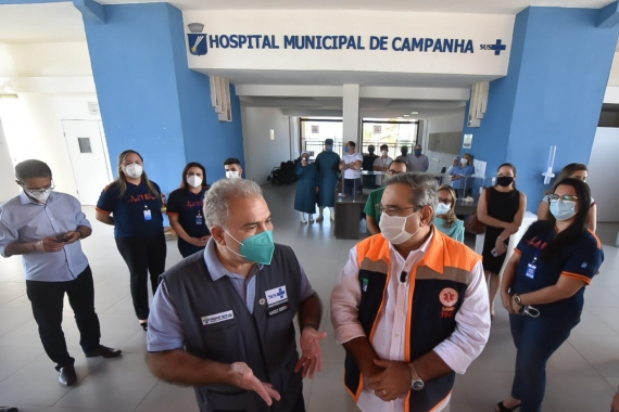 Álvaro Dias e Marcelo Queiroga, de máscara, diante da entrada do Hospital de Campanha de Natal, em setembro de 2021
