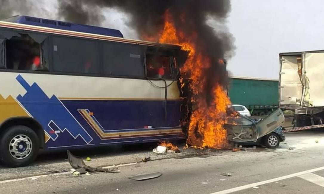Passageiros pulam de ônibus pouco antes do veículo pegar fogo em acidente que fez seis mortos