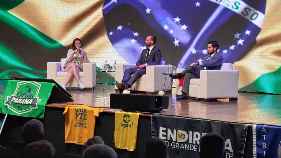Encontro conservador bolsonarista tem tietagem com ministros demitidos e deboche com uso de máscara