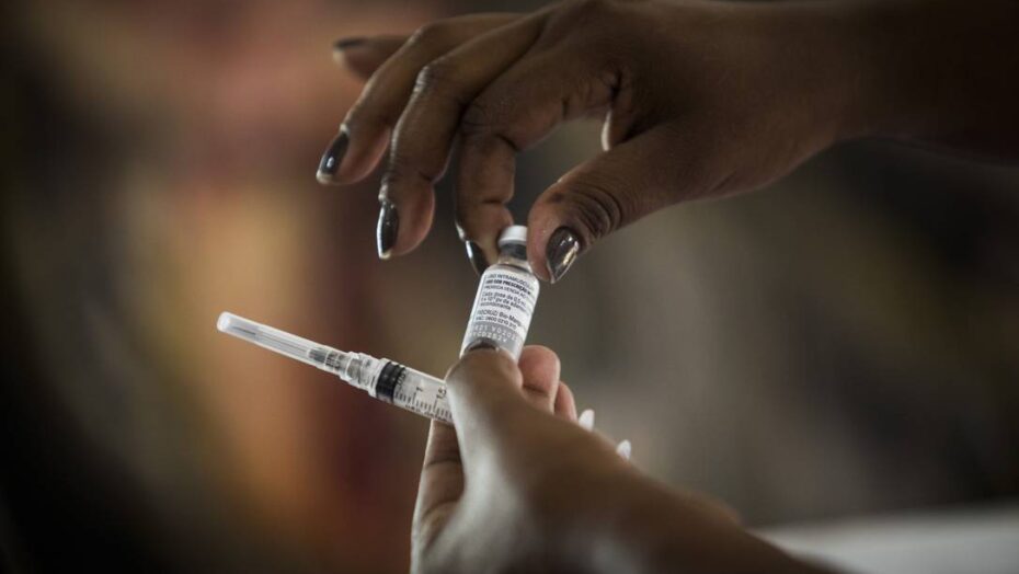 Brasileiros aceitam imunização contra covid e afastam movimentos anti-vacina
