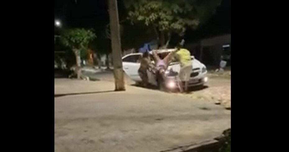Mulher é jogada em capô de carro, apanha de casal e é arremasano chão em mossoró