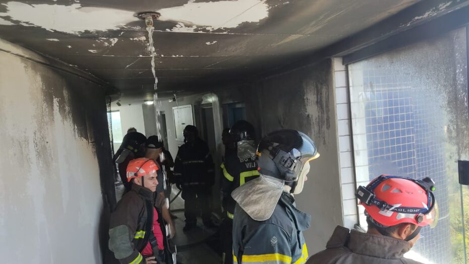 Ar-condicionado pega fogo, incêndio destrói apartamento e prédio é evacuado às pressas em Natal RN