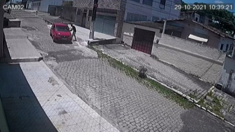 VÍdeo: criminoso anuncia assalto, motorista tenta fugir, mas tem arma apontada para cabeça em natal